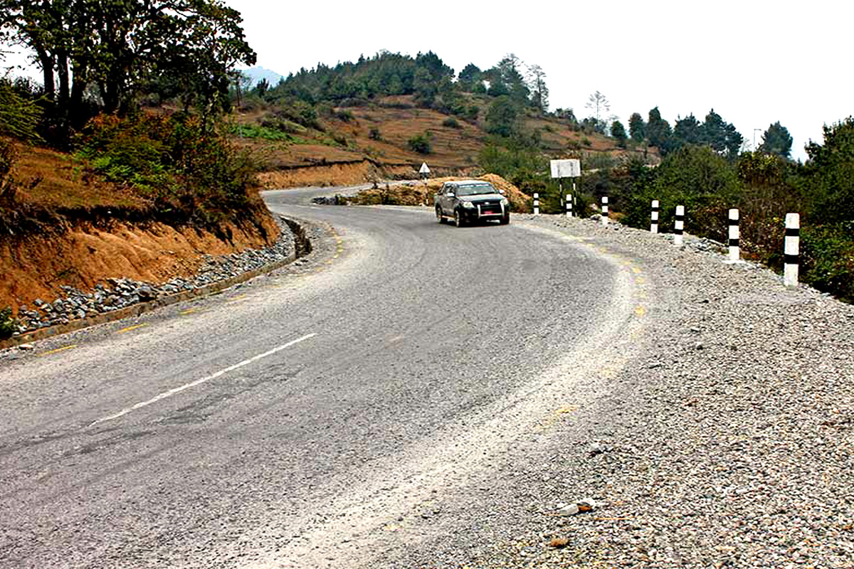 रुख काट्ने अनुमति नहुँदा मध्यपहाडी लोकमार्गको काम प्रभावित